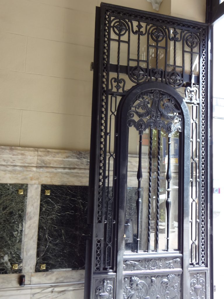 Portal antiguo en el Barrio de Salamanca, Madrid