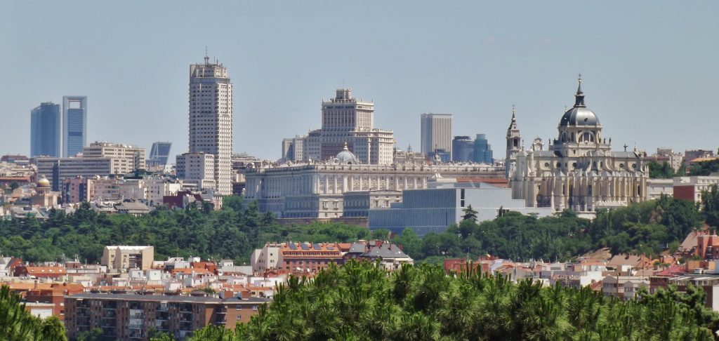 Vista panorámica del skyline de Madrid con el Palacio Real y la Catedral de la Almudena